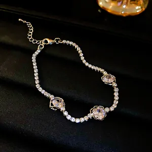 Détail d'un bracelet de tennis argenté élégant avec motifs de fleurs en zircon