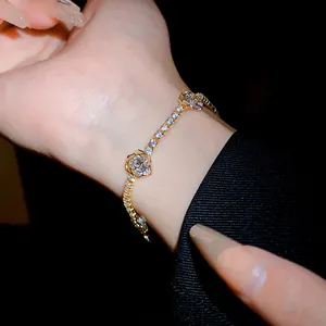 Gros plan détaillé d'un bracelet rose évidé en zircon sur le poignet montrant l'élégance pure