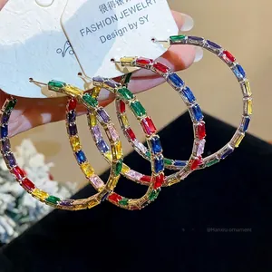 Funkelnde bunte Baguette-Zirkonia-Creolen mit Silberstiften für Damen