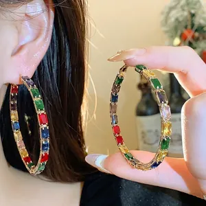 Exquisite große Creolen mit bunten Zirkoniasteinen und vergoldetem geometrischem Design