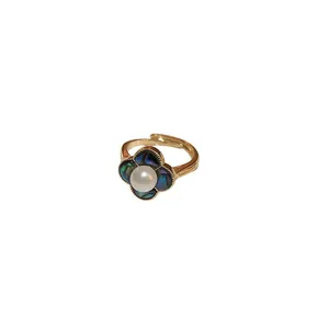 Bague élégante plaquée or avec motif de fleur à quatre pétales, perle et nacre d'abalone