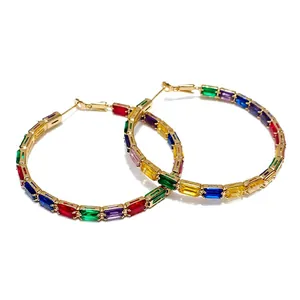 Luxuriöse Creolen mit bunten Zirkonia und vergoldetem geometrischem Design für Damen