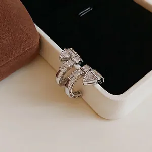Elegante ear cuff de circonita con forma de serpiente geométrica en acabado plateado