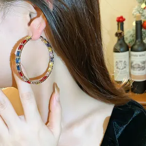 Detailaufnahme großer Kreolen mit bunten Zirkonia im quadratischen Schliff am Modell