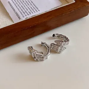 Ear cuffs de serpiente de circonita plateada con diseño geométrico