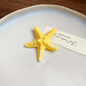 Detailansicht einer gelben Seestern-Haarklammer aus Acryl mit strukturierter Textur