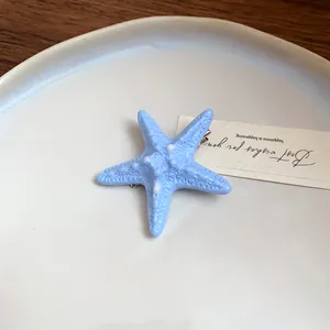 Makroansicht der detaillierten Textur der hellblauen Acryl-Seestern-Haarspange
