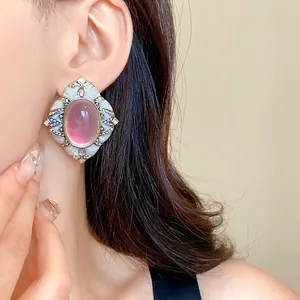 Orecchini vintage in argento con pietra rosa e dettagli intagliati