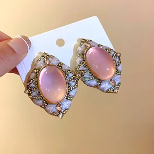 Eleganti orecchini vintage con pietra rosa ovale e accenti di strass luccicanti