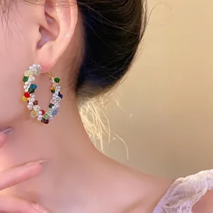 Orecchini a cerchio intrecciati con perle di vetro colorate e perle eleganti per donna