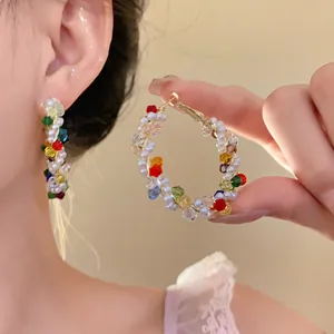 Orecchini a cerchio con perline colorate, perle bianche e raffinato filo dorato intrecciato