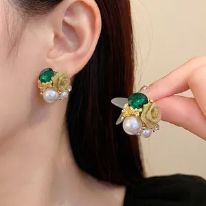 Boucles d'oreilles rétro françaises avec cristal vert, perles et fleurs en résille