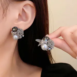 Boucles d'oreilles fleurs rétro françaises élégantes avec perle et cristaux gris