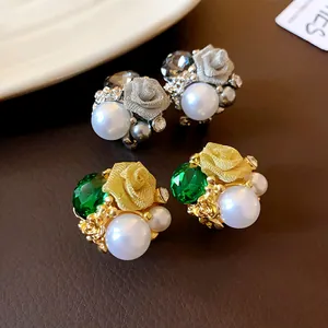 Détails de boucles d'oreilles fleurs vintage avec perles et cristaux vert émeraude