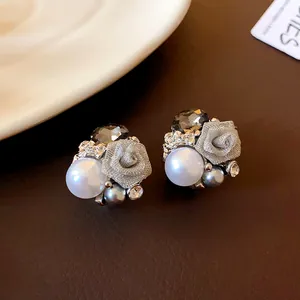 Vue détaillée de boucles d'oreilles fleurs style vintage avec perles et cristaux