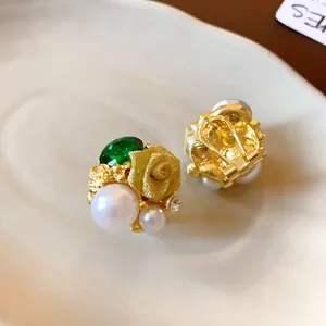 Boucles d'oreilles fleuries style vintage français avec cristal vert et perles d'imitation