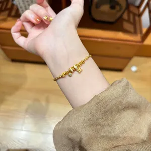 Elegante bracciale placcato oro con ciondoli a fiore in zircone per donna.