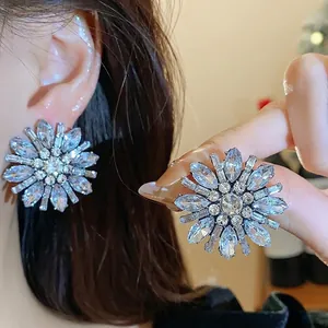Orecchini a lobo a fiore con strass scintillanti dal design floreale elegante