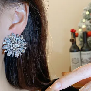 Eleganti orecchini a lobo a fiore grande con strass luccicanti per donne di classe