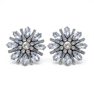 Squisiti orecchini a fiore scintillanti con cristalli marquise e baguette in argento