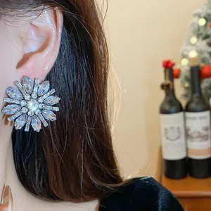 Dettaglio ravvicinato di orecchini a lobo a fiore scintillante con strass su modella