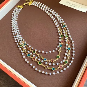 Elegante collana vintage a più strati con perle di vetro e pietre colorate in una scatola