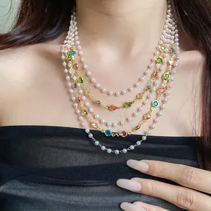 Elegante collana di perle di vetro multistrato con gemme colorate in stile vintage chic