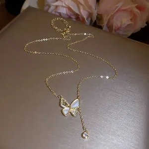 Detailopname van vergulde vlinderketting met zirkoon en parelmoer voor dames nu