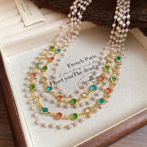 Collana multistrato vintage con perle di vetro e gemme colorate in finitura dorata.