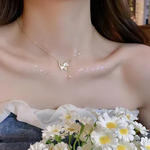 Detailopname van een luxe vergulde vlinderketting met fonkelende zirkonia hanger
