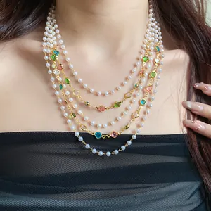 Primo piano di una collana multistrato stile palazzo con perle e pietre colorate.