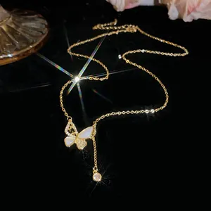 Detailweergave van een vergulde vlinderketting met fonkelende zirkoonstenen