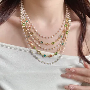 Dettaglio di una collana di perle vintage a più strati con pietre di vetro colorate