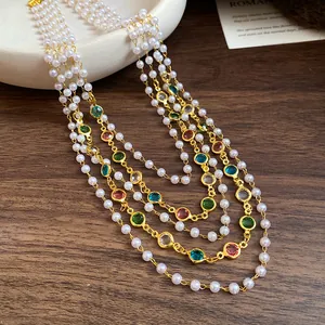Dettaglio macro della collana di perle di vetro multistrato con gemme colorate vivaci