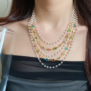 Elegante dettaglio ravvicinato di collana di perle multistrato vintage con pietre colorate
