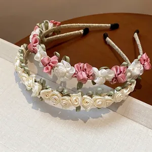 Süßer Stoffblumen-Haarreif mit handgefertigten Rosen und einem eleganten goldenen Reif