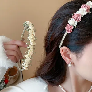 Handgefertigter Haarreif mit Stoffblumen für Damen in eleganten Rosa-Weiß-Tönen