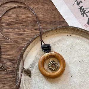Vue détaillée d'un collier avec pendentif en bois au style ethnique zen vintage