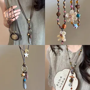Collier en Perles de Bois de Style Zen Chinois Nouveau Vintage Bohème Ethnique Mori Girl Chaîne de Pull Pendentif en Alliage Plume Fleur