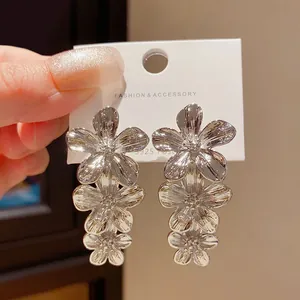 Eleganti orecchini a goccia a tre livelli con fiori d'argento e aghi in argento S925