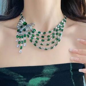 Vue détaillée d'un collier de luxe avec pierres vert émeraude et détails en zircon en nœud