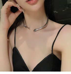 Vista dettagliata di una collana a serpente d'argento stile punk su una modella donna