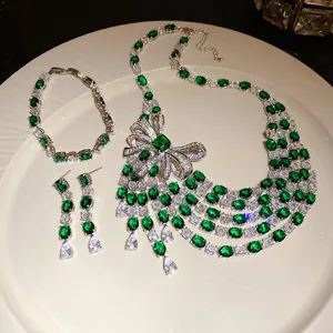 Vue détaillée des pierres vert émeraude et du nœud en zircon sur le collier vintage