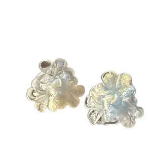 Elegant flower resin stud earrings with silver needles for women fashion accessory