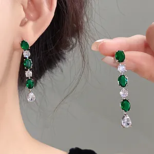 Vue détaillée de boucles d'oreilles pendantes élégantes en émeraude et zircon pour femmes