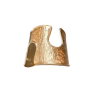 Squisito bracciale rigido dorato con design traforato e texture martellata minimalista