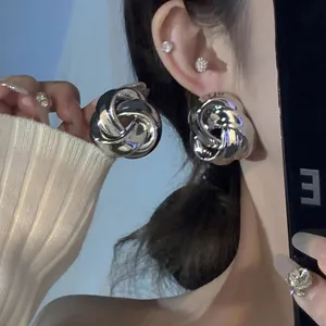French Vintage Style Entwined Metal Flower Stud Earrings With Earring Posts Elegant Niche Fashion Jewelry For Women