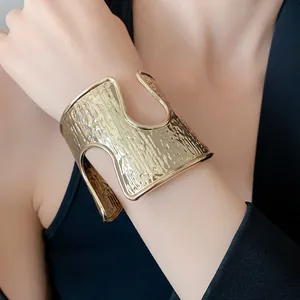 Elegante bracciale rigido largo in oro martellato con elegante intaglio circolare donna