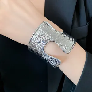 Bracciale a fascia larga in argento testurizzato con ritaglio a U unico