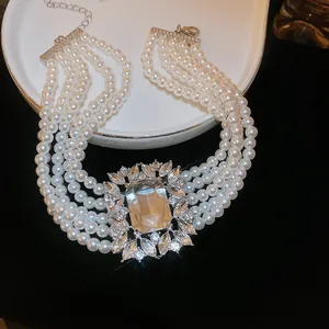 Collier de mariée élégant en perles multicouches avec grand cristal vintage central